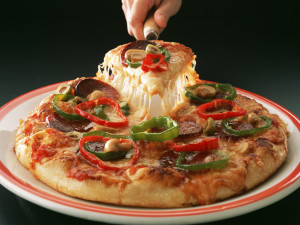 La pizza puede definirse como una masa redonda y plana que se hornea y que en su parte superior puede tener queso, jamón, tomate y también otros ingredientes, como carne, pescado e incluso otros aún más novedosos como la piña.