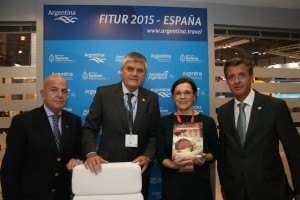 Jordi Busquets, Roberto Brunello, Ana Larrañaga y Claudio Aguilar. El Presidente de FEHGRA  entregó a Ana Larrañaga, directora de FITUR, IFEMA, el libro “Gastronomía Regional Argentina” .