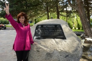 La presidenta Cristina Fernández de Kirchner descubrió en el anfiteatro del bosque de El Calafate una placa y recorrió la que será sede de la Fiesta Nacional del Lago Argentino.