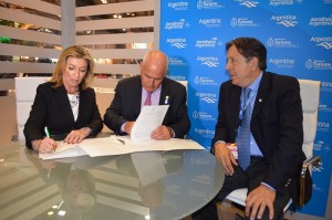 María José Hidalgo de Globalia, Ministro Meyer firman el acuerdo, bajo la atenta mirada del Pte de CAT, Oscar Ghezzi.