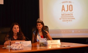 Noelia Sensini, Directora de Turismo de Villarino y la Reina Nacional del Ajo 2014, Micaela Lorena Costa.