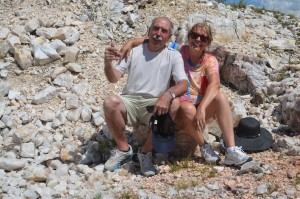 Turismo Energético. Raúl y Ana, nuestros amigos de viajes sentados sobre piedras de cuarzo. .