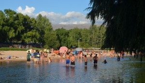 Una de las características de Mina Clavero como destino, es la cantidad de balnearios que tiene para hacer turismo de veraneo.