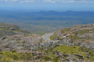 Vista de Pampa de Achala. Cruzar las Altas Cumbres merecen respeto y prudencia. El camino es zigzagueante, pero de una belleza en el paisaje increíble.