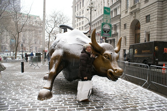 Wall Street es el distrito financiero de Nueva York. Está situada en el bajo Manhattan entre Broadway y el East River.