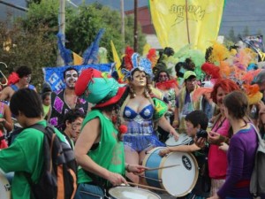 El carnaval comienza el 14 de febrero, con un una variada programación. Organizados por la Municipalidad de San Carlos de Bariloche, y por primera vez junto con la recientemente creada Comisión organizadora del carnaval, esta fiesta popular ya se vibra en la ciudad.