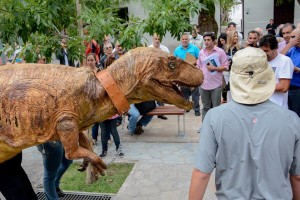 El Ministerio de Turismo y Cultura diseñó un novedoso dinosaurio marioneta que se utilizará como sello de San Juan en diferentes lugares de la Argentina y el mundo. 