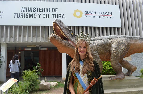 Muchas reinas fotografiaron con los dinosaurios gigantes apostados en la entrada del ministerio de turismo provincial, como la Reina Nacional de la Yerba Mate.