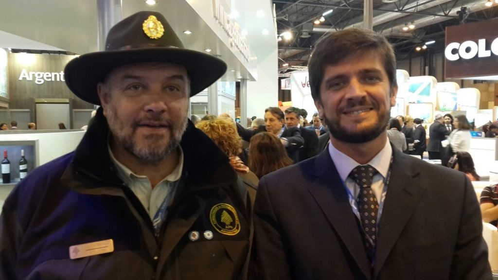 Sebastián Giobellina junto al presidente del Directorio de Parques Nacionales, Carlos Corvalán,