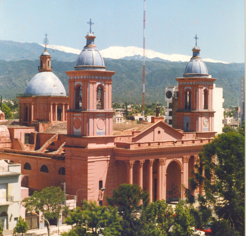 Catedral Basílica de Nuestra Señora del Valle se encuentra en la ciudad de San Fernando del Valle de Catamarca, capital de la provincia de Catamarca.