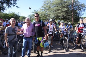 El ministro Meyer y el Intendente Avilés en la competencia de Montain Bike.