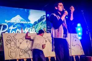 Momento de la actuación de Sergio LLancaman de Rawson junto al artita plástico Emanuel Reyes de Puerto Madryn.
