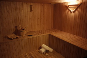 El hotel tiene un espacio de rélax, salud y bienestar equipado con gimnasio, sauna seco, baño finlandés, ducha escocesa y sala de rélax en el que se ofrecerán diversas terapias complementarias.