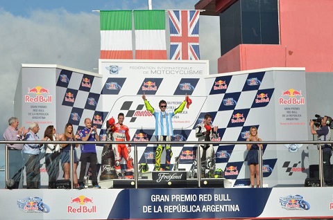 Valentino Rossi en lo más alto del podio en Argentina.