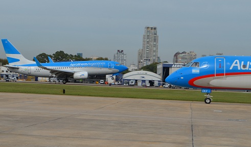 Aerolíneas Argentinas y Sky Airline firmaron acuerdo.