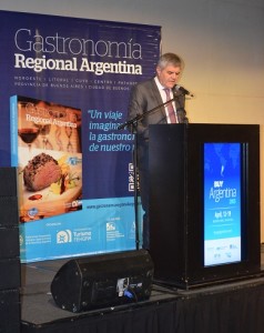 Roberto Brunello, Presidente de FEHGRA en la presentación del libro ante los compradores de los 32 países presentes en la cena con gastronomúí aregional. .