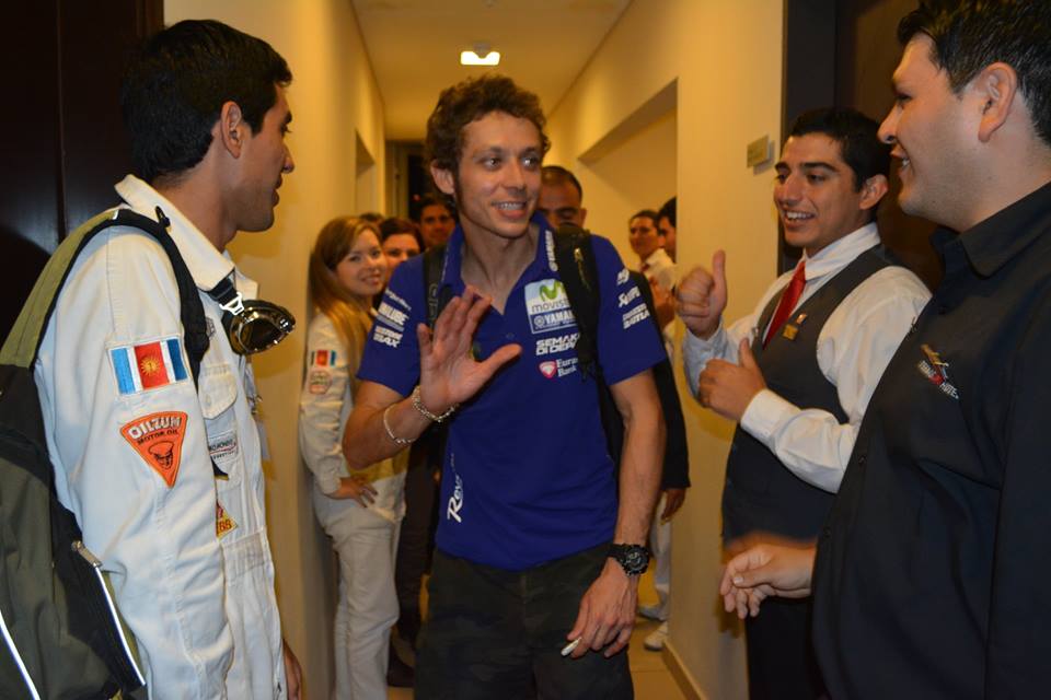 Valentino Rossi es recibido por el personal del Hotel Termas 1 después de su espectacular triunfo en Argentina.