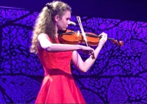 Ella es una genio de la música!!! Siempre nos deja sin palabras. Y sólo tiene quince años. María Andreeva de Rusia, solista de violín, piano y cantante! Una de las mejores del mundo!!!