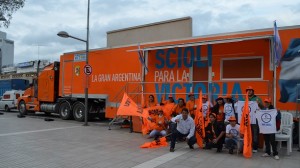 La Ola Naranja en Termas a la espera de Daniel Scioli.