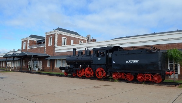 “Villa Cultural La Estación” donde podes visitar y descubrir algunos ejemplares de locomotoras.