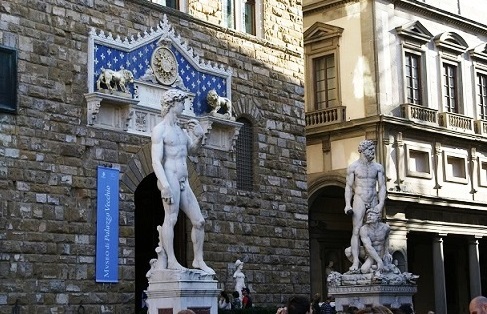 El David adornó durante muchos años la plaza de la Signoria, pero por el deterioro fue retirado de la misma y reemplazado por una réplica. 