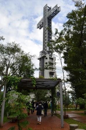 El Parque Temático de la Cruz se encuentra en la localidad de Santa Ana, a 45 km de Posadas y se despliega sobre el cerro Santa Ana.