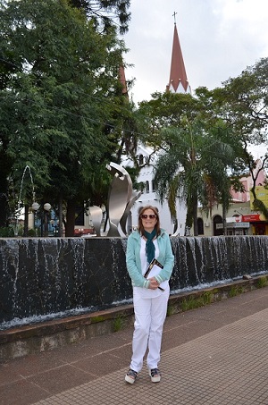 La Plaza 9 de Julio, la catedral y la fuente diseñada por artesanos misioneros son símbolos del centro posadeño.