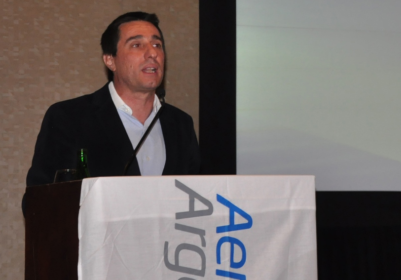 Ministro de Turismo de Mendoza, Javier Espina en la presentación del vuelo de Aerolíneas.