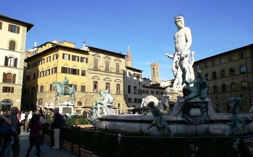 La plaza se complementa en su ambientación con otros grupos escultóricos tales como la estatua ecuestre de Cosme I de Giambologna, la Fuente de Neptuno, y el Grupo de “Hércules venciendo a Cacus”. 