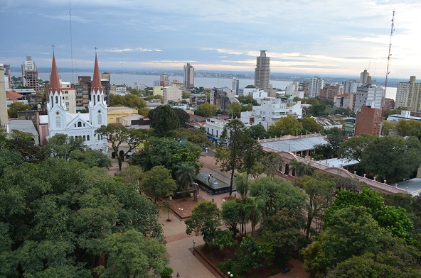Posadas y su vista a la plaza 9 de Julio, la Catedral y la Casa de Gobierno con el fondo del río Paraná.