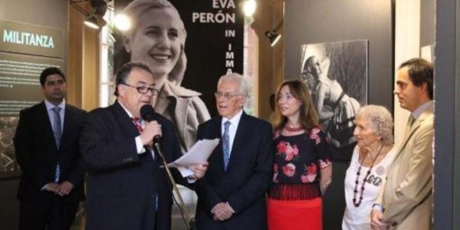 Eduardo Valdés cuando se inauguró la muestra “Eva Perón in immagini” (Eva Perón en imágenes)