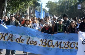 Miles de personas participaron de la décima tercera edición de la tradicional marcha de los bombos y las cuerdas, en el marco de los festejos por el 462 aniversario de la fundación de Santiago del Estero, la denominada "Madre de Ciudades" de la Argentina.