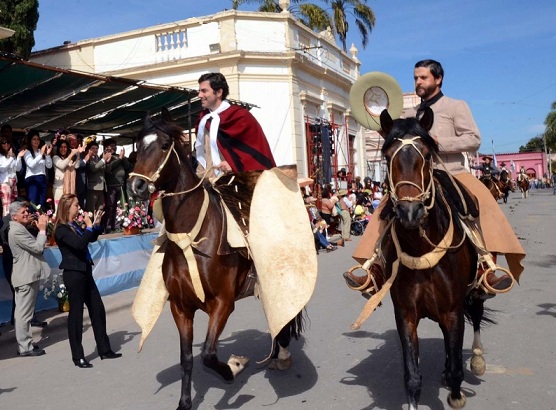Para terminar la jornada se realizó el desfile cívico y gauchos por las arterias que rodean la plaza “Domingo Teófilo Pérez” de la ciudad, donde participó el Gobernador Urtubey, un hombre de a caballo.