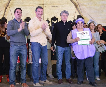 El intendente de Villa Gesell, Gustavo Barrera, junto al Director de Turismo Emiliano Felice, hicieron entrega de los premios a los expositores.