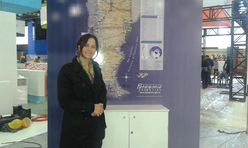 Miriam Capasso, Directora ejecutiva de Ente Oficial de Turismo Patagónia Argentina supervisando el stand de la región.