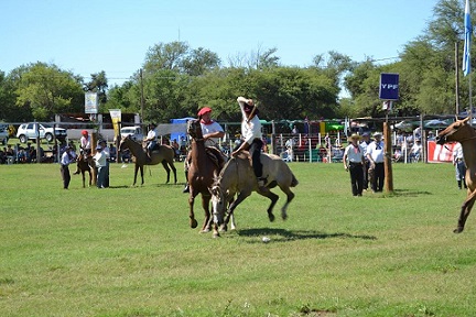 El campo de jineteada "Don Rosario Balmaceda" y un marco imponente de público.