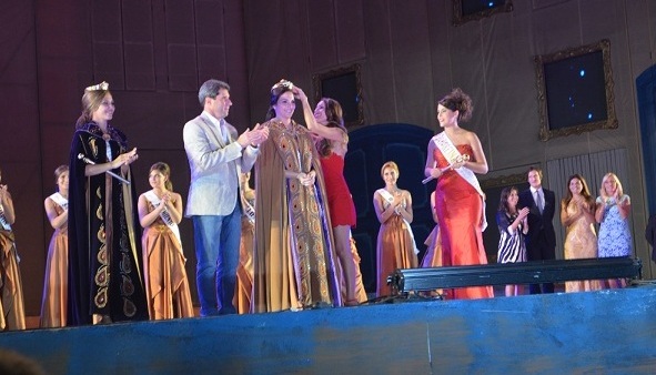 Carolina "Pampita" Ardohain, madrina del evento junto al Gobernador de San Juan, Sergio Uñac coronando a la flamante Reina Nacional del Sol 2016, Gabriela Puerta.