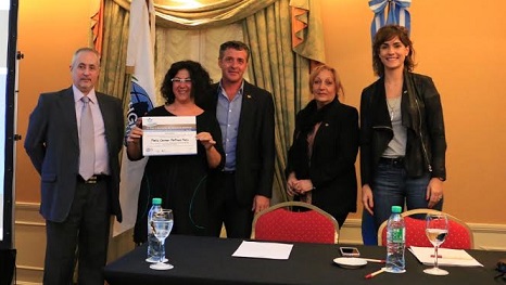 La profesional española María del Carmen Martinez Marin recibe el certificado de disertante del Foro.