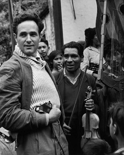 Werner BISCHOF in Valle Sagrado, on his way to Machu Picchu, photogaphed by Eugene HARRIS. May 1954.