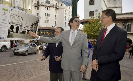 El ministro de Cultura y Turismo, Mariano Ovejero encabezó la inauguración de la muestra Nuestra Salta de Ayer, en la plaza 9 de Julio.