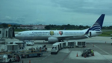 El avión de Copa con los escudos de Central y Newell's. (Rosario3.com)