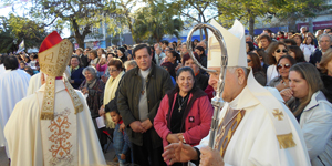 El nuncio apostólico recorrió las calles junto al Obispo y la gente.