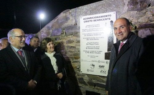 En la base del monumento se llevó a cabo la inauguración de la remodelación. El acto estuvo encabezado por el gobernador de Tucumán, Juan Manzur, y numerosos representantes del sector público y privado.
