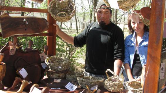 Karen Barro y Héctor Tello son lugareños que realizan artesanías en madera y mimbre. La feria abre los domingos de 11 a 15.