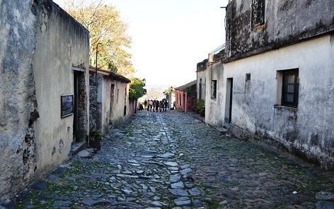 La calle De los Suspiros: Trazado y empedrado de cuña con arroyo al medio.