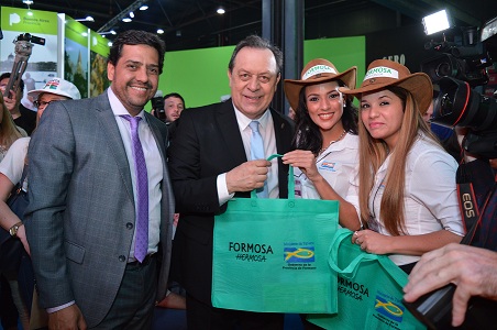 El ministro de turismmo de la Nación, Gustavo Santos junto al Ministro de Turismo de Formosa, Ramiro Fernández Patri en el stand de Formosa. 