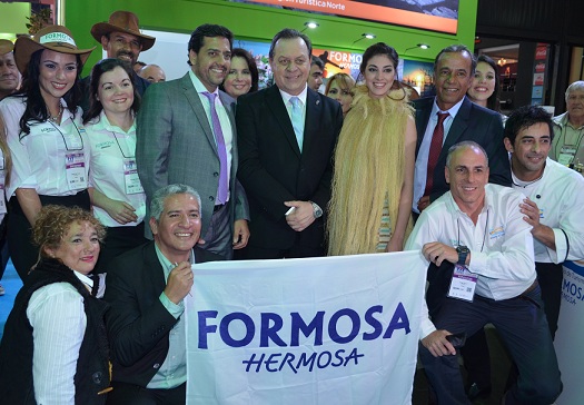 El ministro Santos viositando el stand de Formosa comandado por el Minisdtro Ramiro Fernandez Patro y su equipo.