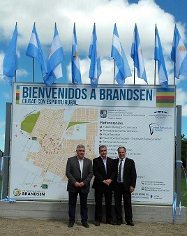 Foto (de Izq a derecha): Sr. Daniel Capeletti (Intendente de Brandsen), Marcelo W. Aguilar (Presidente de la Cámara Bonaerense de Turismo) y Humberto Valgolio (Subsecretario de Producción y Turismo).