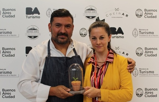 Chef Javier Brichetto junto a Mariángeles Samamé, directora de productos turísticos del MINTUR.