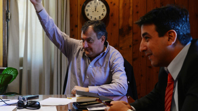 El intendente Gustavo Gennuso y el secretario de Turismo de Bariloche, Marcos Barberis, anunciaron que la tasa se implementará a partir de enero. (Chino Leiva)
